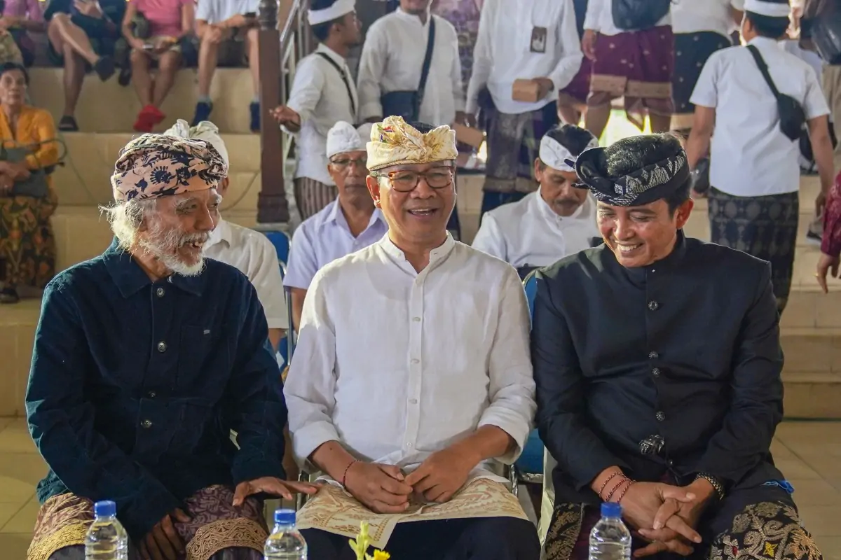 Wakil Bupati Badung I Ketut Suiasa menghadiri acara Renungan Suci dan Dialog Imajiner 7 Abad Bhineka Tunggal Ika "Wisuddha Republikanisme Demokrasi" pada Senin (30/12), di Wantilan Sekretariat DPRD Kabupaten Badung.