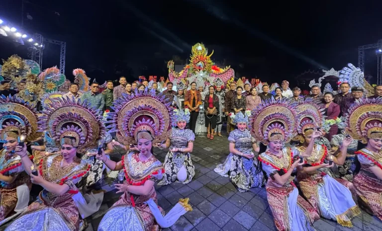 Denpasar Festival Ke-17 Dibuka Meriah, Parade ‘Surya Chandra’ Pukau Pengunjung
