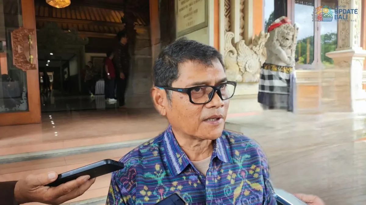 Kepala Dinas Perhubungan (Dishub) Bali, I Gde Wayan Samsi Gunarta saat memberi keterangan terkait pengoperasian kembali bus Trans Metro Dewata (TMD)