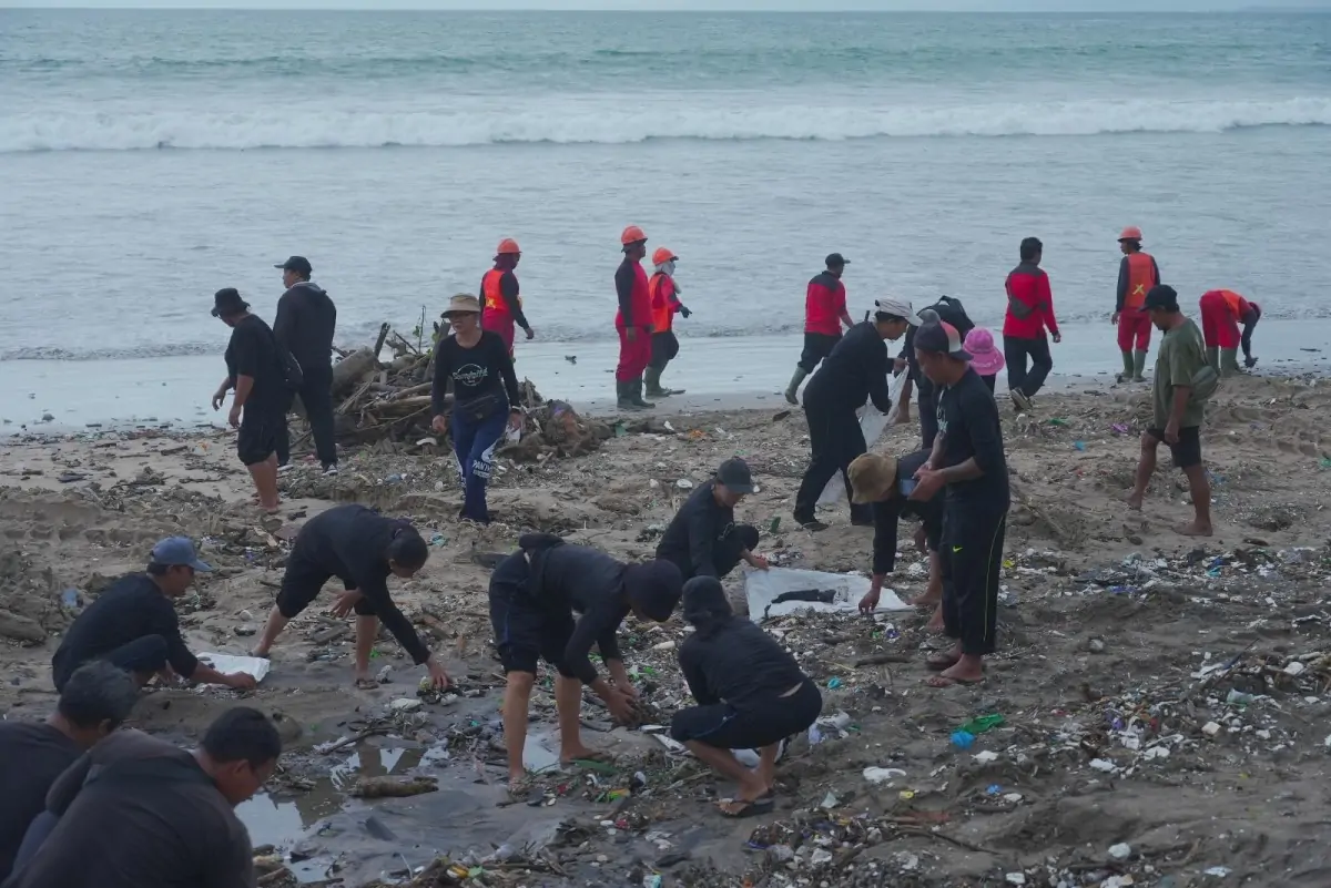 Untuk mengatasi sampah kiriman akibat angin musim barat di pesisir Pantai Kuta, DLHK serta DPUPR Badung melaksanakan aksi bersih-bersih