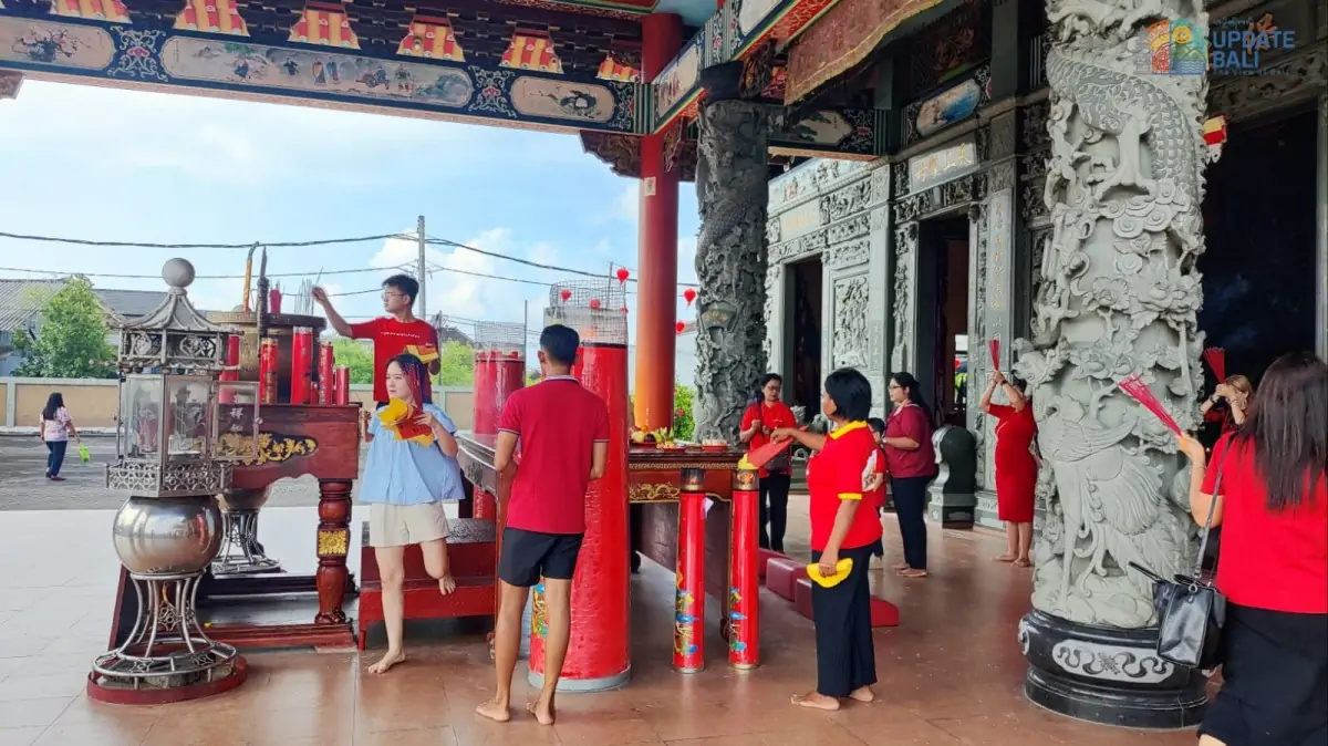 Suasana persembahyangan umat Khonghucu di Vihara Satya Dharma.