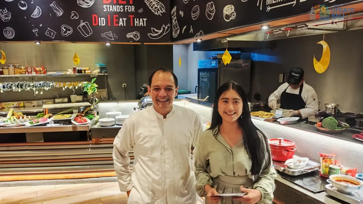 Cluster General Manager Hotel Fairfield by Marriott Bali South Kuta Franklyn Kocek, didampingi Hana Pradameswari selaku Cluster Marketing Communications Executive saat membuka acara Buffet Iftar