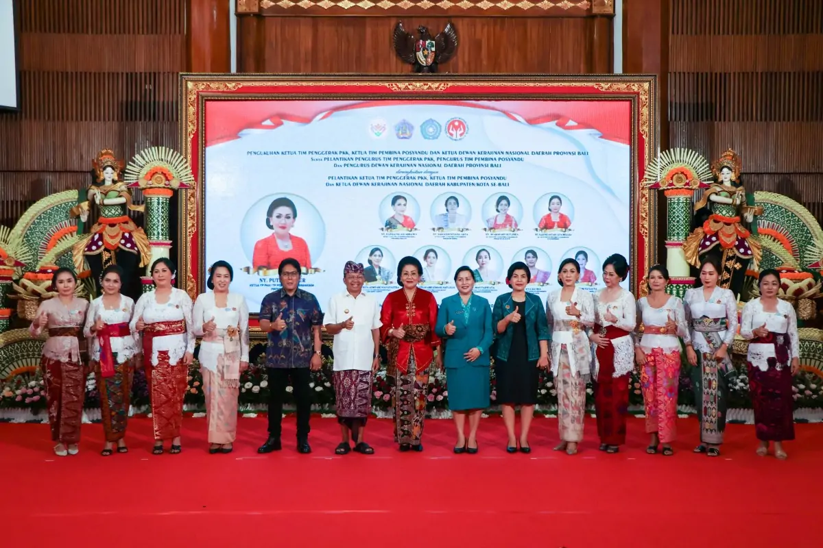 Gubernur Bali Wayan Koster saat mengukuhkan Ketua TP PKK dan Ketua Tim Pembina Posyandu, Ny Putri Suastini Koster dan melantik Pengurus TP PKK dan Pengurus Posyandu Provinsi Bali di Wisma Sabha Utama Kantor Gubernur Bali, Jumat 7 Maret 2025.
