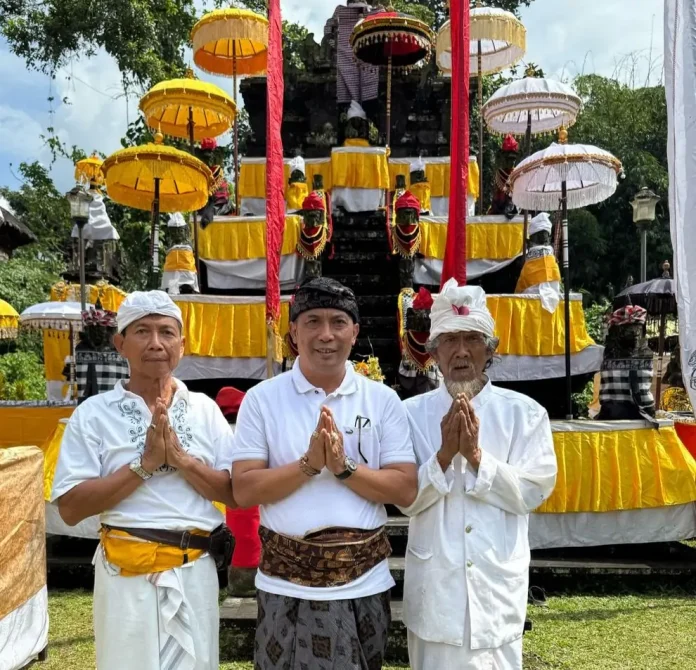 Warga Desa Pekraman Belulang tengah bersiap melaksanakan rangkaian upacara Pujawali di Pura Kahyangan Jagat Luhur Batu Panes.