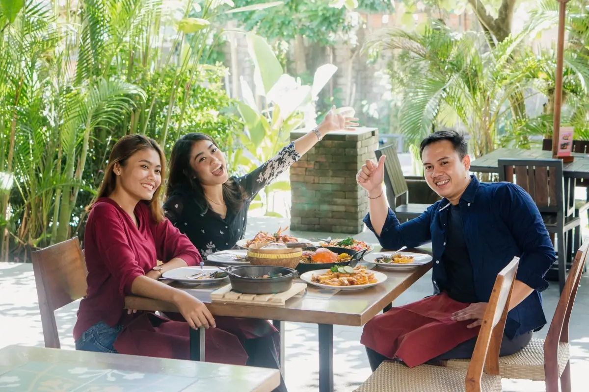 Berlokasi strategis di dekat Tanah Lot, restoran ini menyediakan berbagai menu spesial untuk dinikmati bersama keluarga besar.