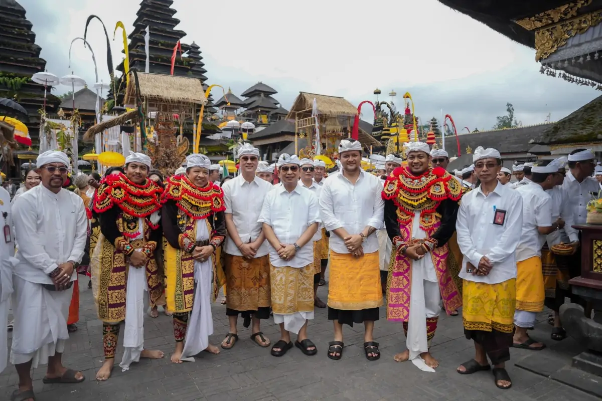 Bupati Adi Arnawa didampingi Wabup Bagus Alit Sucipta saat melaksanakan Bhakti Penganyaran ke Pura Agung Besakih, Desa Besakih, Rendang, Karangasem, Kamis (17/4).