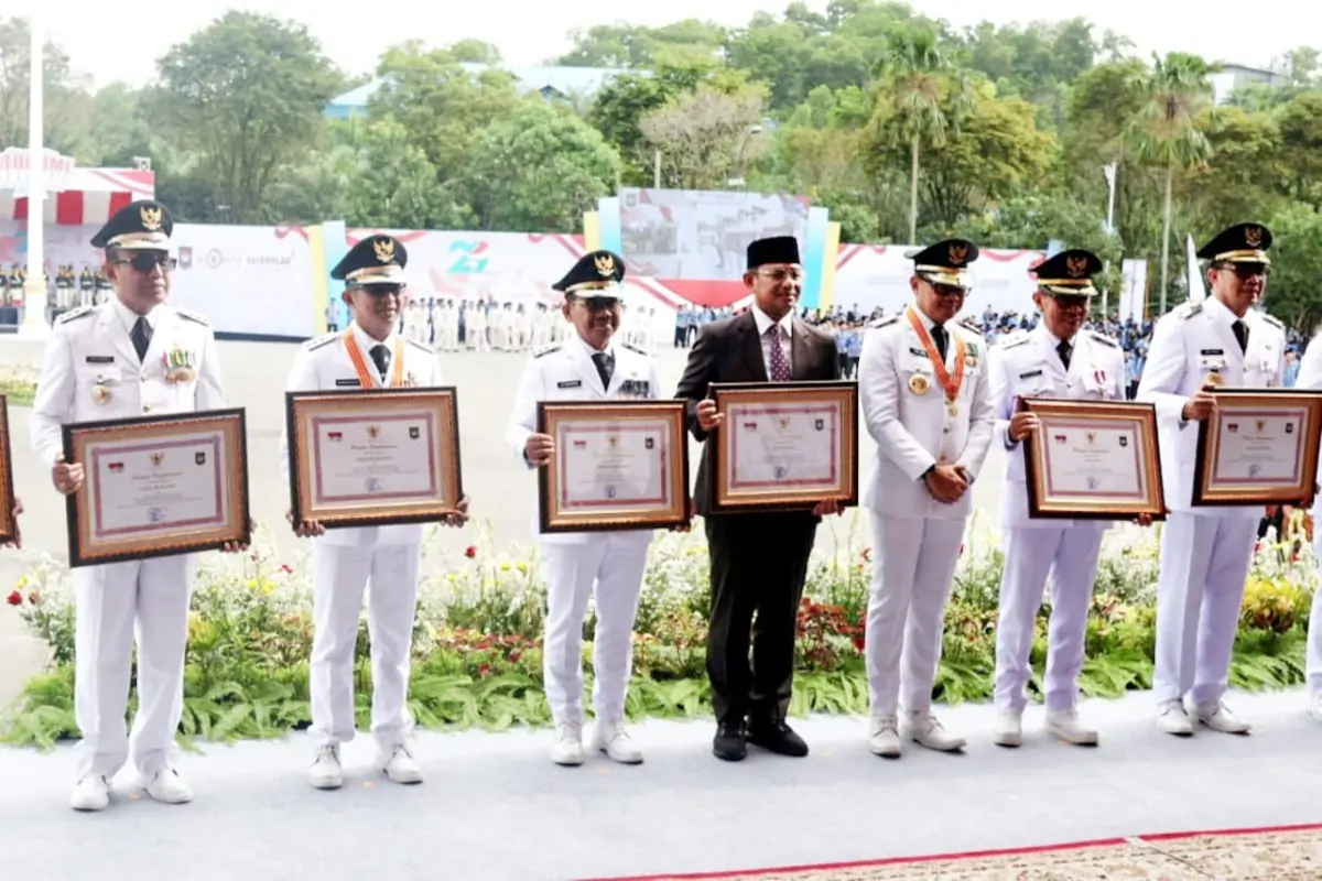 Penghargaan diserahkan langsung oleh Wakil Menteri Dalam Negeri RI, Bima Arya Sugiarto, kepada Wali Kota Denpasar, I Gusti Ngurah Jaya Negara