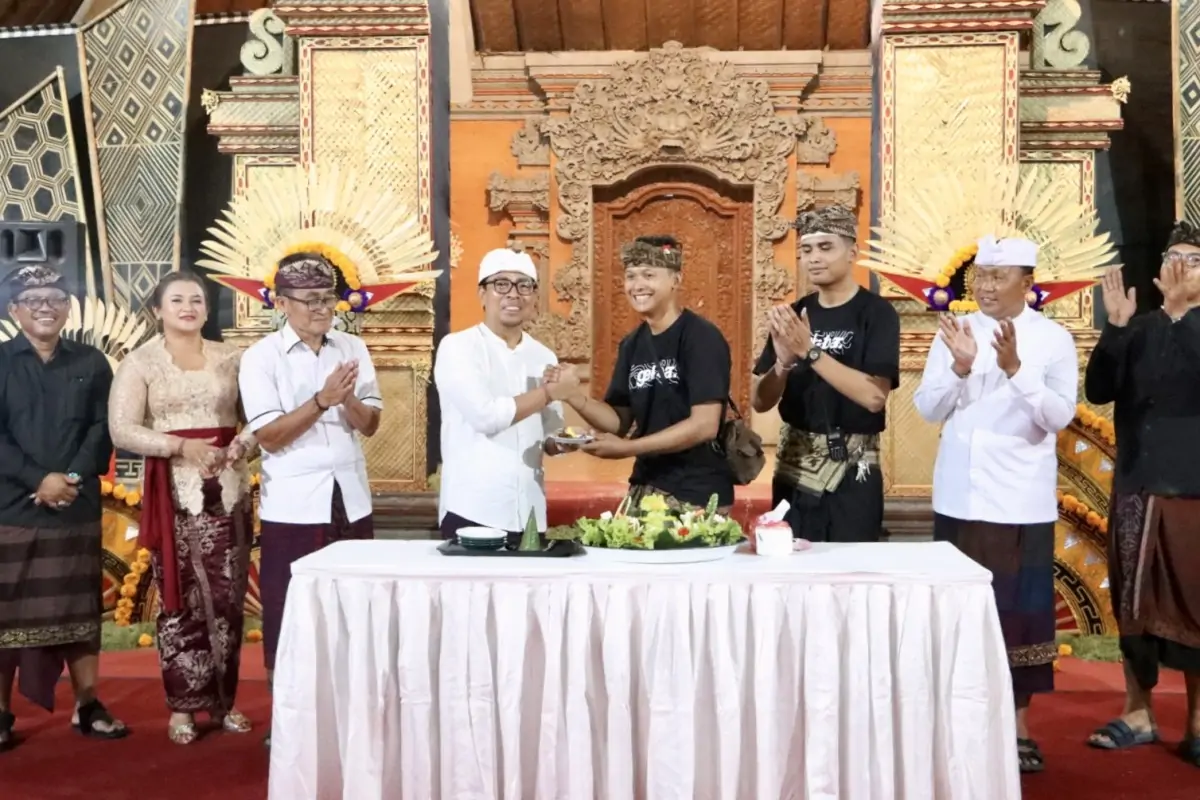 Wakil Walikota Denpasar, I Kadek Agus Arya Wibawa menghadiri penutupan Lomba Bapang Barong, Mekendang Tunggal dan Tari Condong yang di gelar Yowana Desa Adat Peguyangan, di Wantilan Desa Adat Peguyangan, Minggu (13/4) malam.