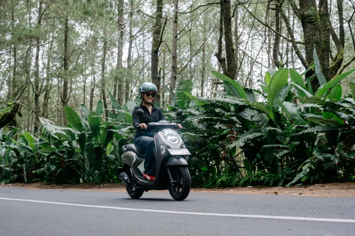 Tim Safety Riding Astra Motor Bali memberikan berbagai tips riding aman yang tetap mendukung penampilan bagi generasi muda.