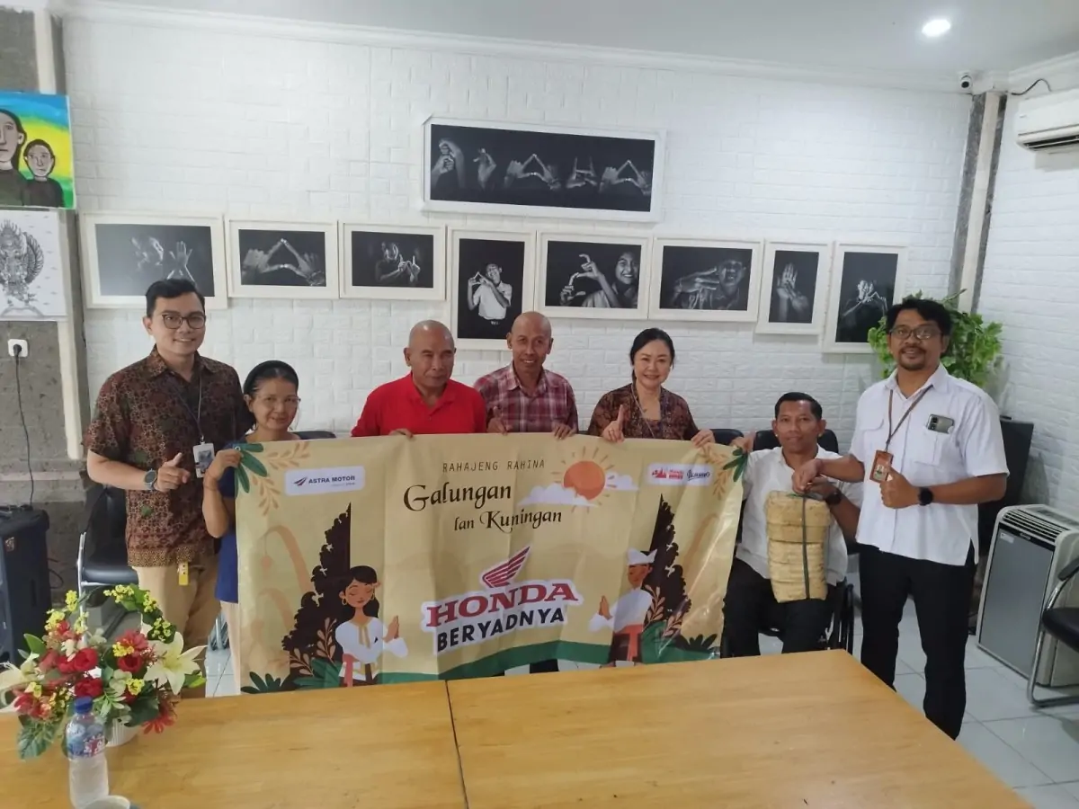 Astra Motor Bali melalui komunitas Suka Duka Umat Hindu (SDUH) menggelar kegiatan sosial bertajuk "Beryadnya di Hari Penampahan Galungan"