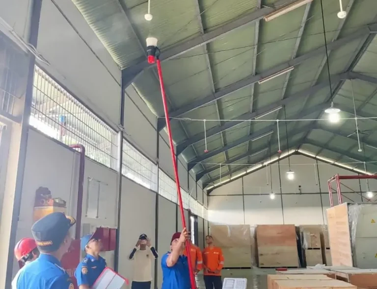 Suasana commissioning test oleh Tim Damkar Badung di dalam Gudang UP2D Bali