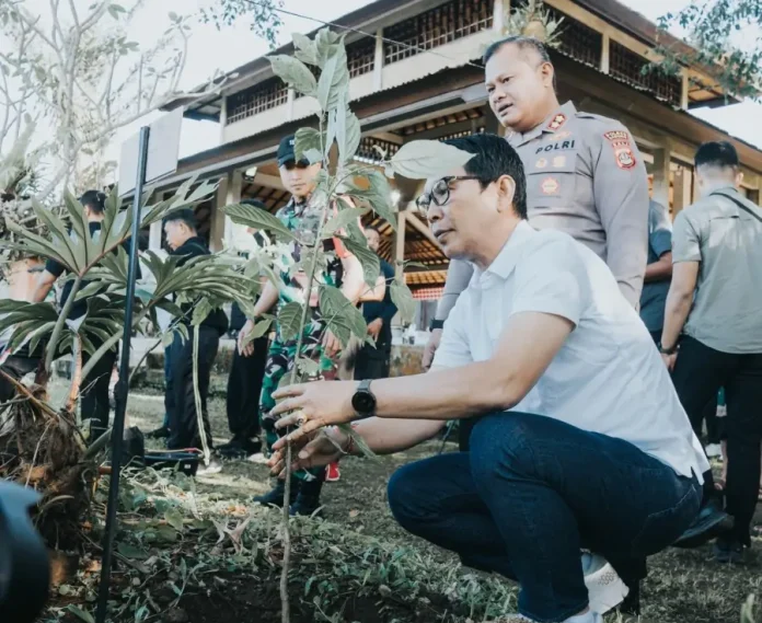 Memperingati Hari Bhakti ke-68 Kodam IX/Udayana, kegiatan penanaman pohon dilaksanakan di lingkungan suci Pura Penataran Agung Puncak Mangu