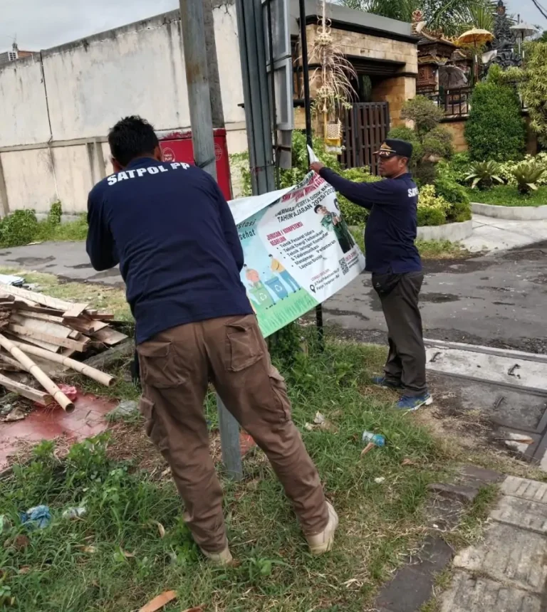 Satpol PP Kota Denpasar menertibkan puluhan baliho dan pamflet yang melanggar aturan di sejumlah titik kota demi menjaga ketertiban dan keindahan lingkungan.