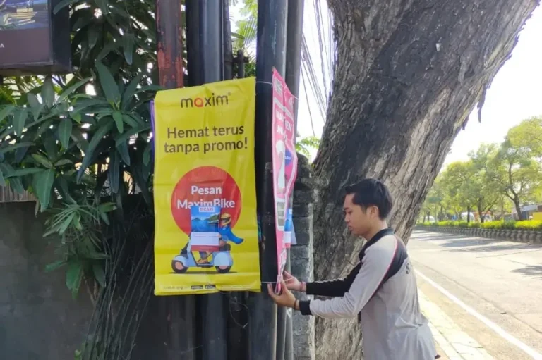 Petugas Satpol PP Kota Denpasar menertibkan spanduk dan baliho yang terpasang tanpa izin di fasilitas umum.