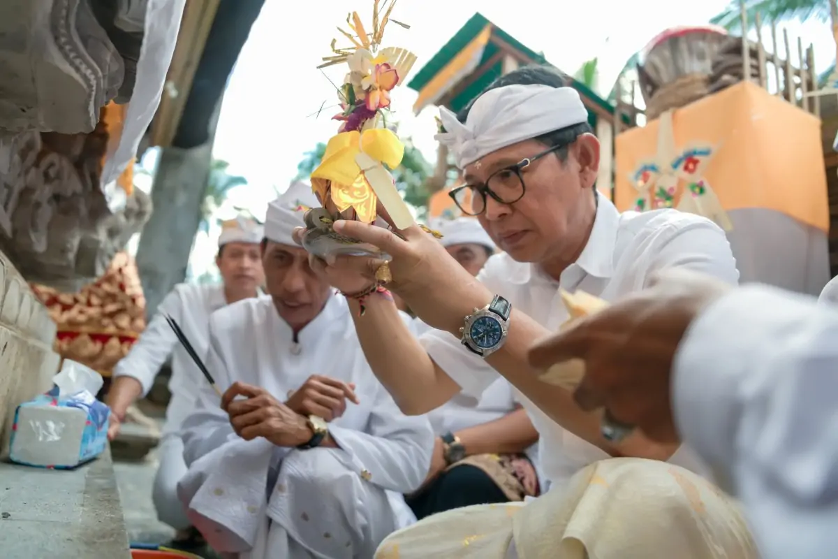 Bupati Adi Arnawa Laksanakan Upacara Mendem Pedagingan di Pura Dalem Puri, Desa Carangsari