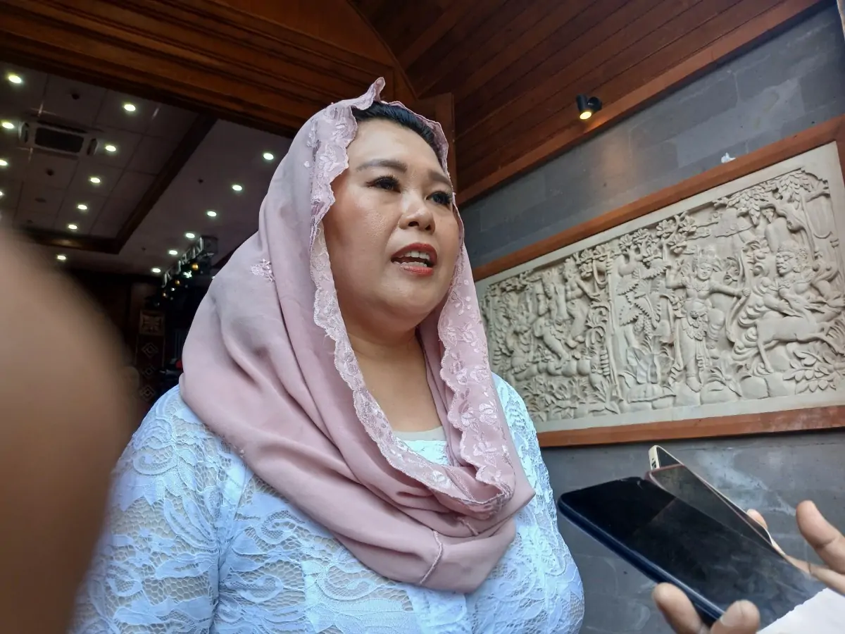 Yenny Wahid menyatakan dukungannya terhadap kebijakan Gubernur Bali yang melarang air minum dalam kemasan plastik di bawah satu liter sebagai langkah penting menjaga lingkungan.