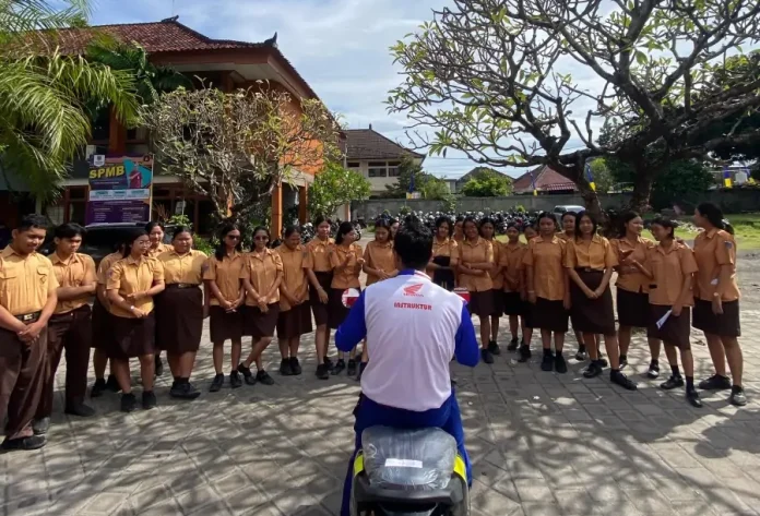 Astra Motor Bali Tanamkan Pentingnya Keselamatan Berkendara kepada Siswa SMK Negeri 2 Denpasar