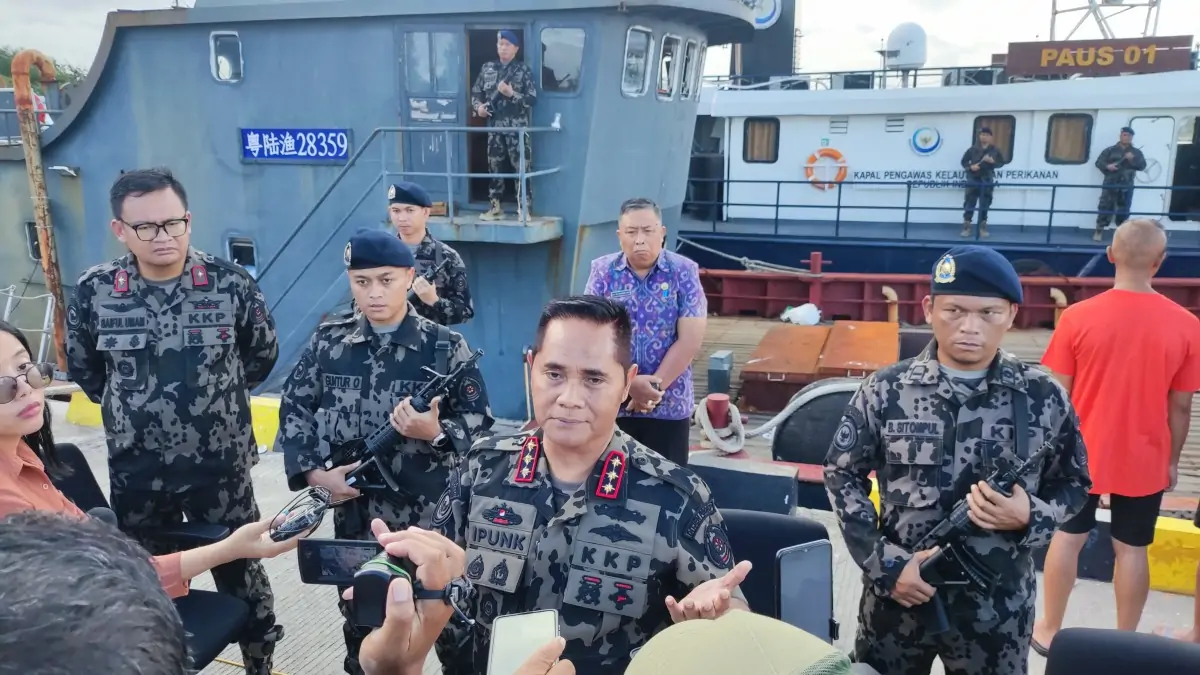 Direktur Jenderal Pengawasan Sumber Daya Kelautan dan Perikanan (PSDKP), Pung Nugroho Saksono, yang akrab disapa Ipunk dalam konferensi pers di Pelabuhan Benoa, pada Senin 12 Mei 2025. Den/ub
