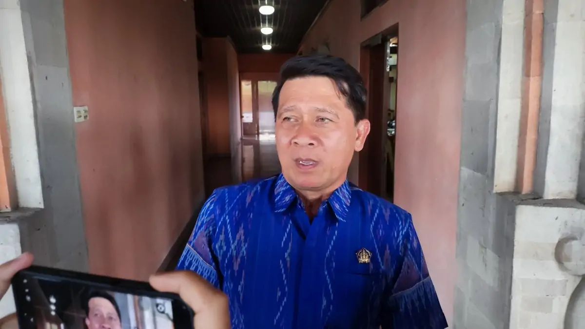 Ketua Komisi IV I Nyoman Suwirta saat diwawancara seusai rapat dengan Disdikpora Provinsi Bali, Rabu, 14 Mei 2025.