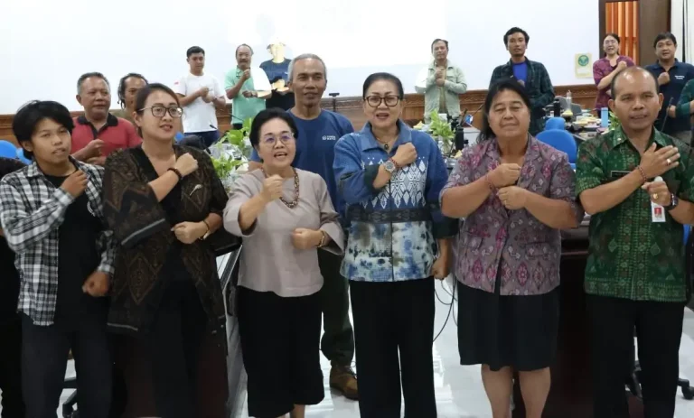 Putri Suastini Koster, memperkuat koordinasi dengan berbagai organisasi dan komunitas lingkungan guna mempercepat penanganan persoalan sampah di Bali.