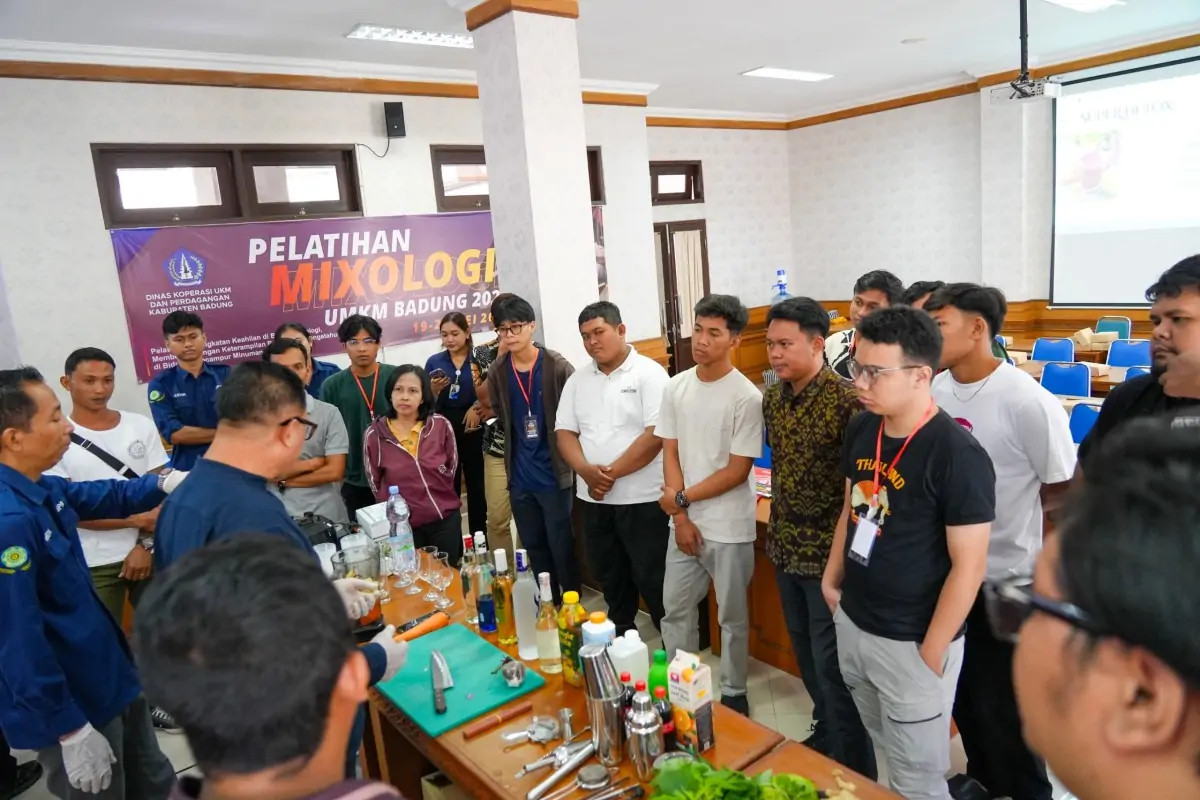 Diskop UKMP Badung membuka Pelatihan Mixologi UMKM 2025 untuk meningkatkan keterampilan pelaku usaha dalam meracik minuman dan membuka peluang usaha baru.