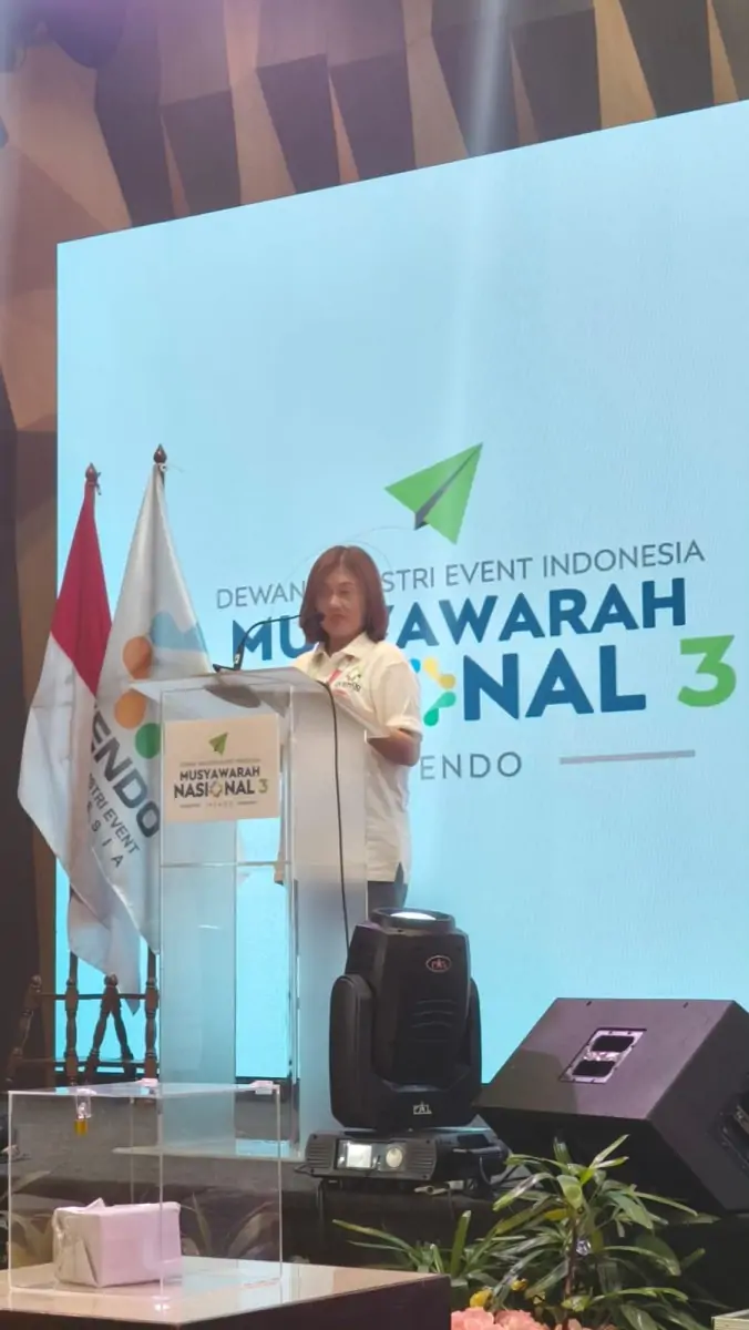 Grace Jeanie Ketua DPD IVENDO Bali saat menyampaikan paparan resume hasil sidang komisi B