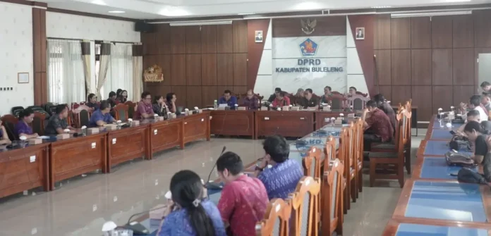 Suasana rapat membahas polemik pengangkatan Tenaga TU dan Teknis se-Kabupaten Buleleng yang masuk ke dalam kategori R2 dan R3 menjadi P3K.