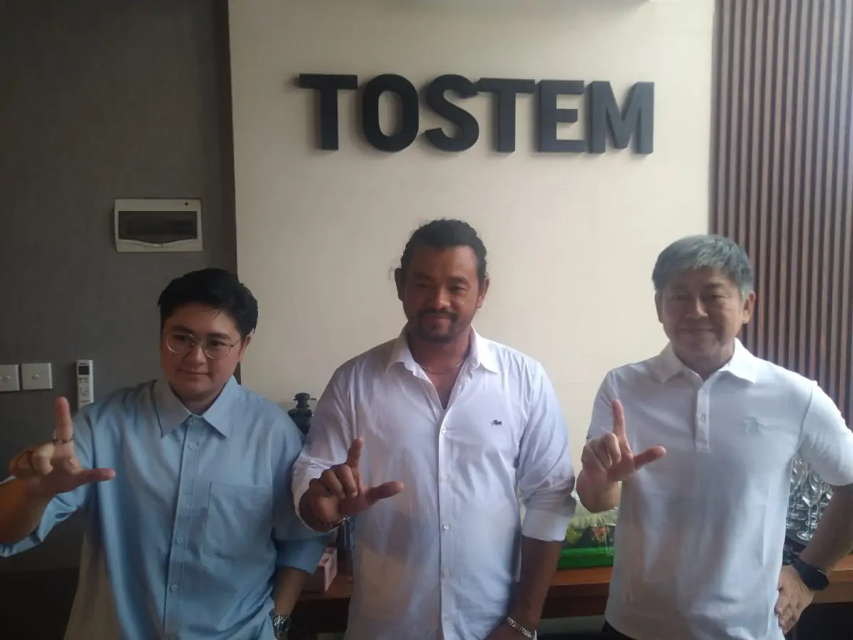 Owner Skyfacade, Nuryono bersama Deandra Yosephine selaku Tostem Channel Development dan Masakatsu Kudo selaku Leader Tostem Indonesia