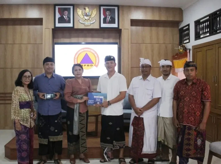 ITB STIKOM Bali resmi menyerahkan aplikasi edukatif berbasis Augmented Reality (AR) bernama Agung ARmed kepada BPBD Provinsi Bali.