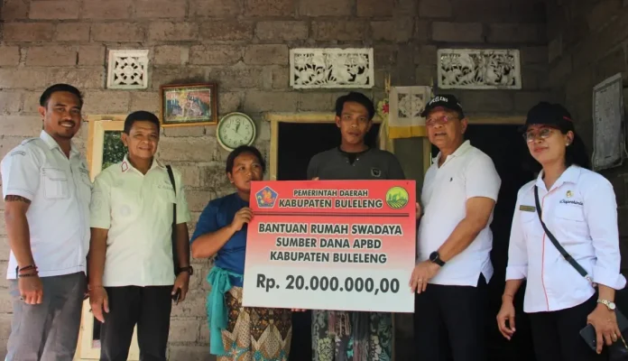 Tiga warga Banjar Dinas Anyar, Desa Sambangan, Kecamatan Sukasada, menerima bantuan rumah layak huni dari Pemerintah Kabupaten Buleleng