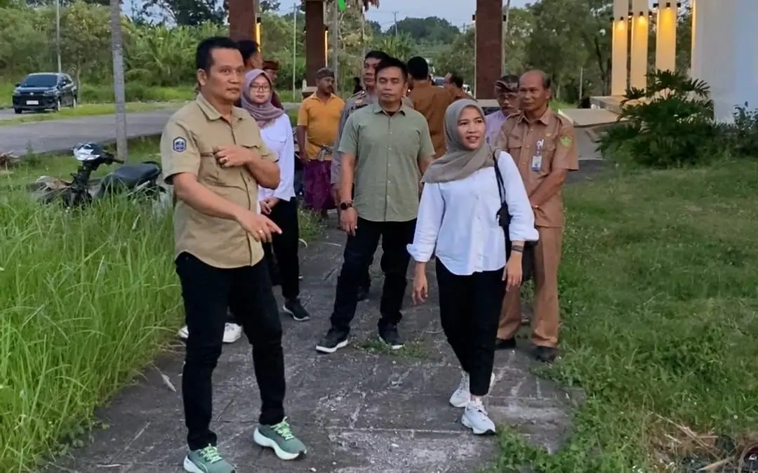 Bupati dan Wakil Bupati Jembrana saat melakukan survei lokasi bersama tim dari Badan Pengembangan Infrastruktur Wilayah (BPIW) Kementerian PUPR dan Tim Pengembangan Kawasan Provinsi Bali.
