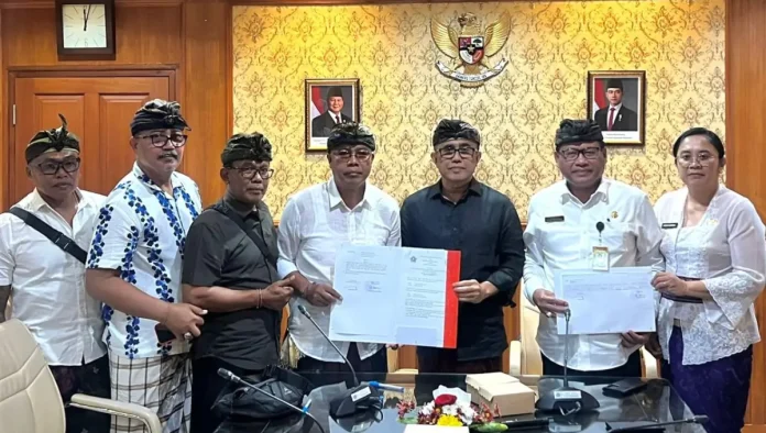 Wali Kota Denpasar, I Gusti Ngurah Jaya Negara, secara resmi menyerahkan hibah berupa sebidang tanah seluas 400 meter persegi kepada Banjar Adat Semawang