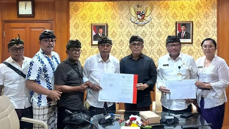 Wali Kota Denpasar, I Gusti Ngurah Jaya Negara, secara resmi menyerahkan hibah berupa sebidang tanah seluas 400 meter persegi kepada Banjar Adat Semawang