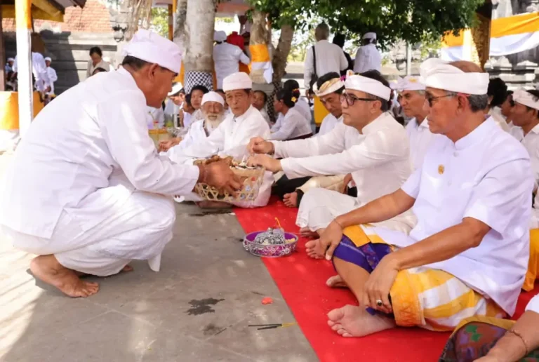 Wali Kota Denpasar, I Gusti Ngurah Jaya Negara menghadiri Penyineban Pujawali Pura Dangkahyangan Payogan Agung lan Pura Beji Segara Rupek