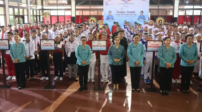 Ketua TP PKK Kota Denpasar, Ny. Sagung Antari Jaya Negara, Sekretaris I TP PKK Kota, Ny. Ayu Kristi Arya Wibawa bersama para anggota kontingen Kota Denpasar dalam ajang perlombaan tingkat Provinsi Bali, serangkaian Peringatan Hari Kesatuan Gerak (HKG) PKK ke-53, di Gedung Nari Graha, Jumat (20/6).