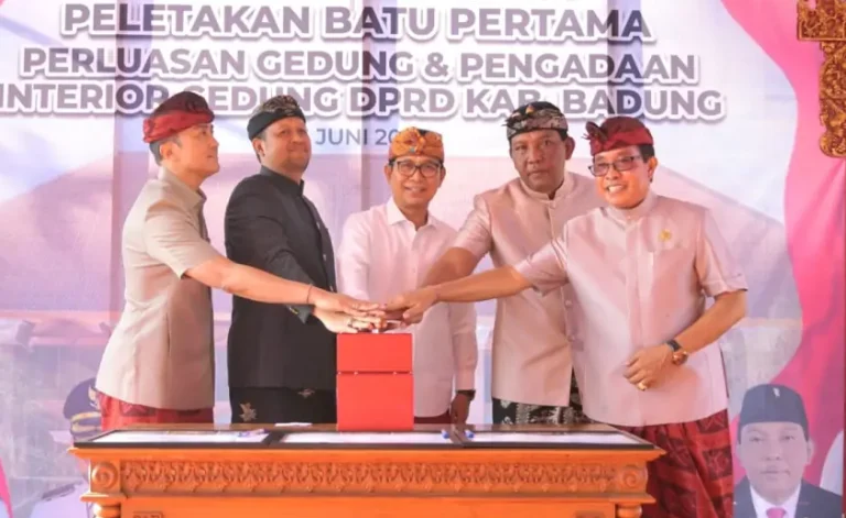 Bupati Badung I Wayan Adi Arnawa secara simbolis melakukan peletakan batu pertama proyek pembangunan dan perluasan Gedung DPRD Badung.