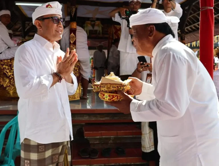 Wali Kota Denpasar, I Gusti Ngurah Jaya Negara menghadiri rangkaian upacara pemelaspasan Kori Agung dan tembok penyengker Pura Dalem Tohpati