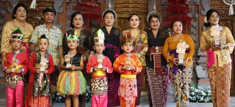 Bunda PAUD Kota Denpasar, Ny. Sagung Antari Jaya Negara, menghadiri puncak peringatan Hari Ulang Tahun ke-50 Taman Kanak-Kanak Dharma Putra
