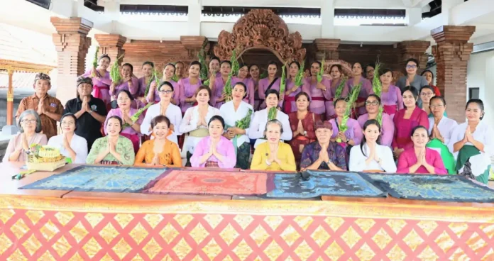 Ketua WHDI Kota Denpasar, Ny. Sagung Antari Jaya Negara, menegaskan pentingnya memahami filosofi banten dalam pelatihan keterampilan bagi ibu-ibu PKK Banjar Buaji sebagai bentuk pelestarian budaya dan nilai-nilai Hindu.