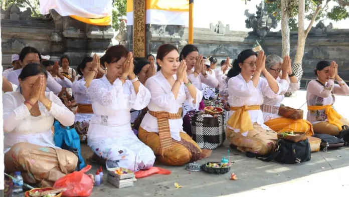 Wanita Hindu Dharma Indonesia (WHDI) Kota Denpasar menggelar kegiatan Tirta Yatra ke sejumlah pura di wilayah Taman Nasional Bali Barat
