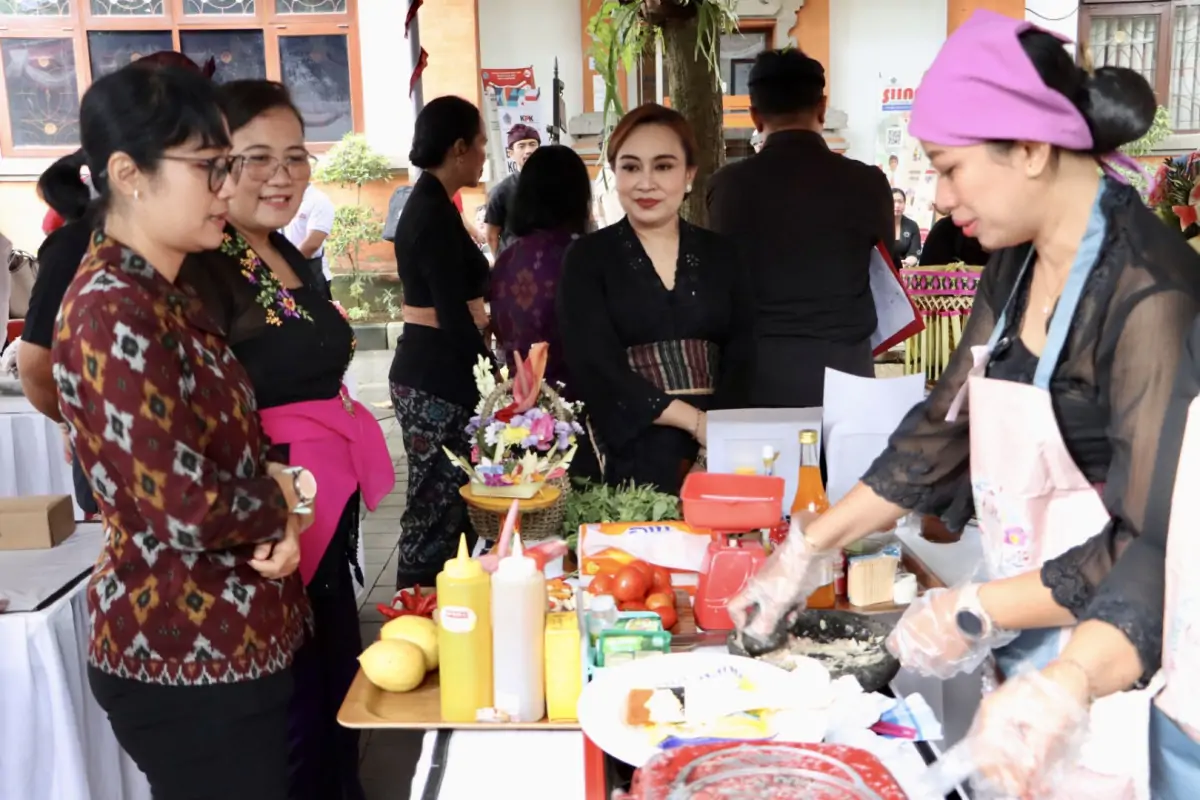 Ketua GOW Kota Denpasar, Ny. Ayu Kristi Arya Wibawa saat menghadiri berbagai kegiatan dalam rangka Bulan Bung Karno VII Tahun 2025. Salah satunya adalah lomba masak olahan ikan di Kecamatan Denpasar Selatan, Jumat (13/6).