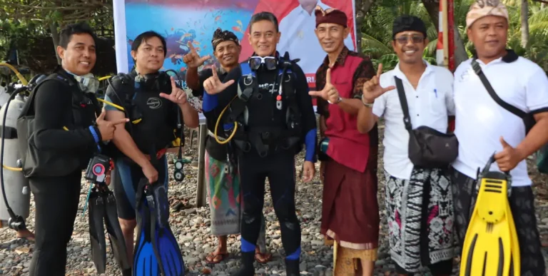 Wabup Supriatna Dorong Pelestarian Laut, Tanam Terumbu Buatan di Pantai Buitan Tejakula