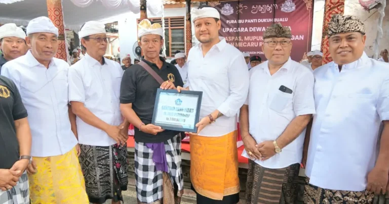 Wakil Bupati Badung Bagus Alit Sucipta hadir dalam upacara suci Karya Melaspas di Pura Dadia Ibu Panti Dukuh Bualu, Banjar Bualu.