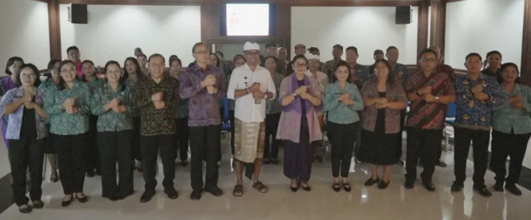 Ketua TP PKK Kabupaten Badung, Rasniathi Adi Arnawa, mendampingi Ketua TP PKK Provinsi Bali Putri Suastini Koster, di Kecamatan Kuta Selatan