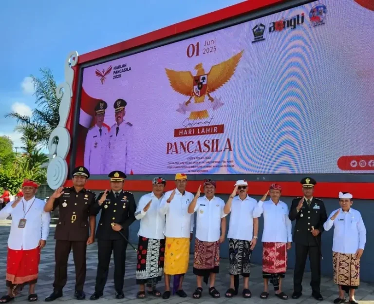 Upacara peringatan Hari Lahir Pancasila ke-80 digelar di Alun-Alun Bangli, Senin 2 Juni 2025, dengan Bupati Bangli Sang Nyoman Sedana Arta bertindak sebagai inspektur upacara.
