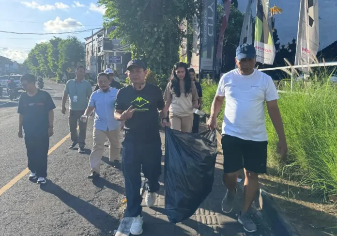 Astra Motor Bali menginisiasi kegiatan bersih-bersih lingkungan di sekitar area kantor sebagai bentuk kepedulian terhadap pelestarian alam.