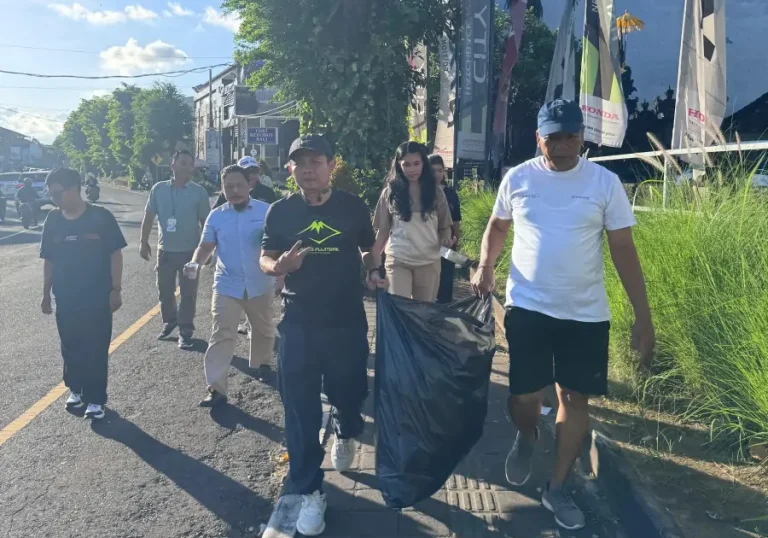 Astra Motor Bali menginisiasi kegiatan bersih-bersih lingkungan di sekitar area kantor sebagai bentuk kepedulian terhadap pelestarian alam.
