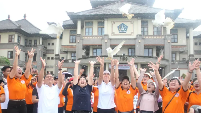 Ny. Seniasih Giri Prasta, membuka secara resmi kegiatan Fun Walk yang digelar di Lapangan Puspem Badung, Minggu pagi 8 Juni 2025.