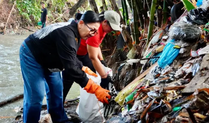 Duta PSBS PADAS, Ibu Putri Suastini Koster melakukan aksi bersih-bersih di aliran sungai Desa Dauh Peken dan Delod Peken, Kabupaten Tabanan