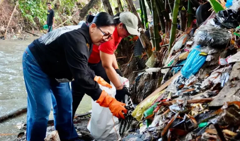Duta PSBS PADAS, Ibu Putri Suastini Koster melakukan aksi bersih-bersih di aliran sungai Desa Dauh Peken dan Delod Peken, Kabupaten Tabanan